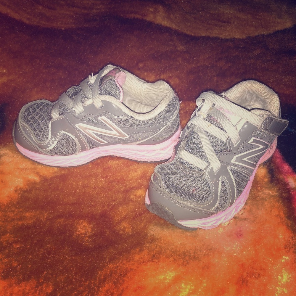 Toddler girls New Balance size 4!